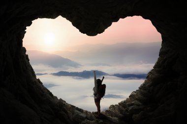 Backpacker mağarada zevk Dağ Manzaralı