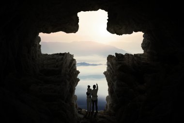 Aile içinde bir haç sembolü olan mağara