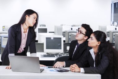 Kadın yöneticisi onun işçilerin kızgın