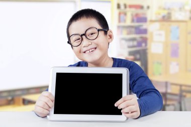 Erkek çocuk boş tablet ekran tutar