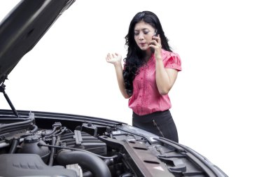 Kadın ve kırık araba telefonla yardım istemek