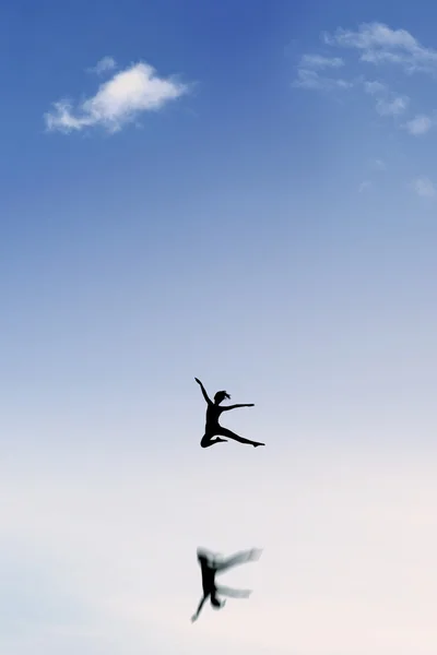 空の上で踊って魅力的な女の子 — ストック写真