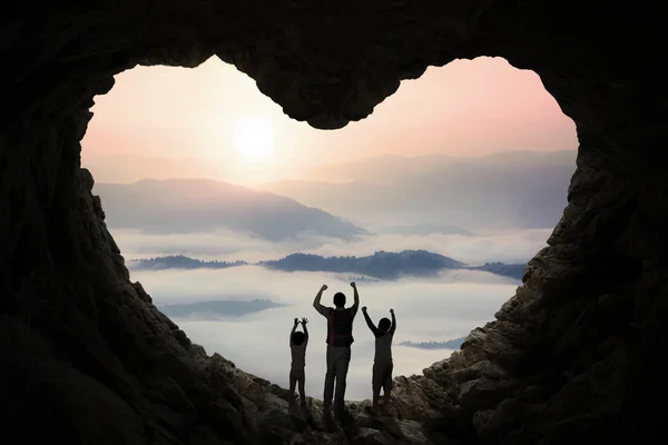 Papá y niños dentro de la cueva en forma de corazón — Foto de Stock