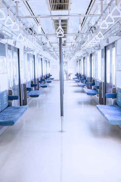 Lege gang binnen commuter trein — Stockfoto