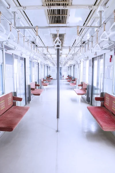 Пустые сиденья и перила внутри пригородных поездов — стоковое фото