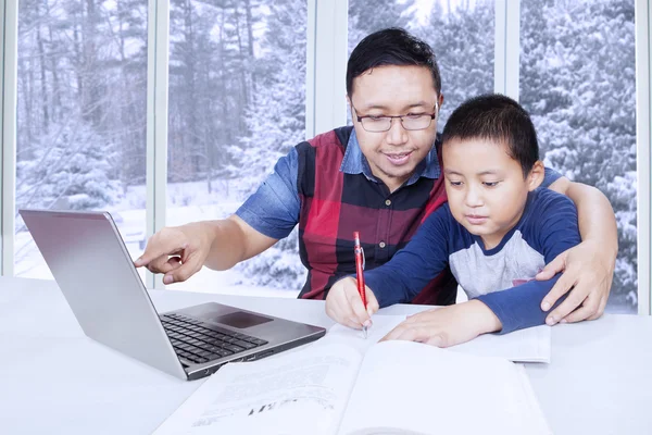 Father guiding his son to learn — Stock Photo, Image
