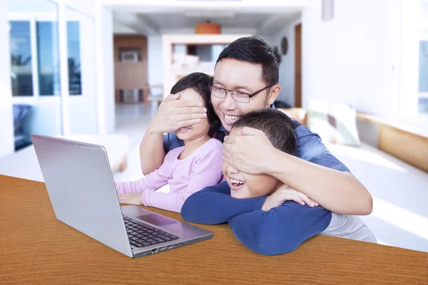 Père empêche ses enfants de regarder du contenu pour adultes — Photo