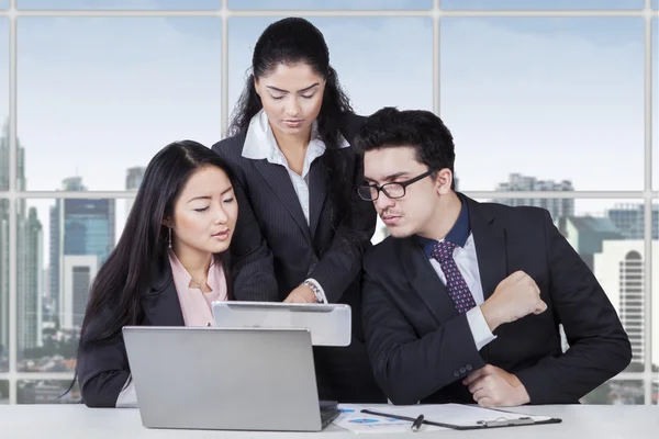 Female manager showing tablet at her team — Stock Photo, Image