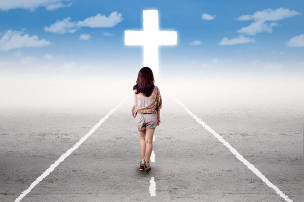 Девушка совершает священное путешествие на крест
