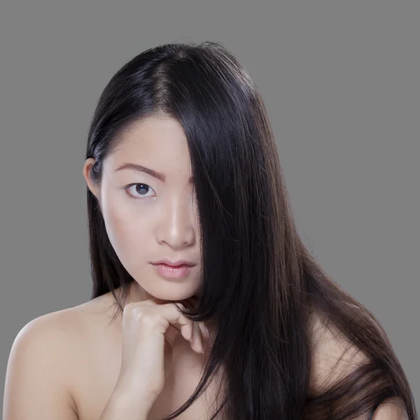 Девушка со здоровой кожей и волосами в студии — стоковое фото