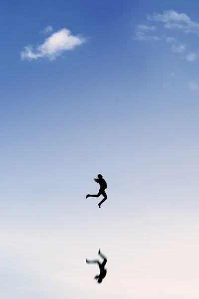 Radosny interesu skacze na jasne niebo — Zdjęcie stockowe