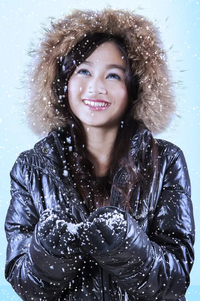 Alegre menina captura snowfall — Fotografia de Stock