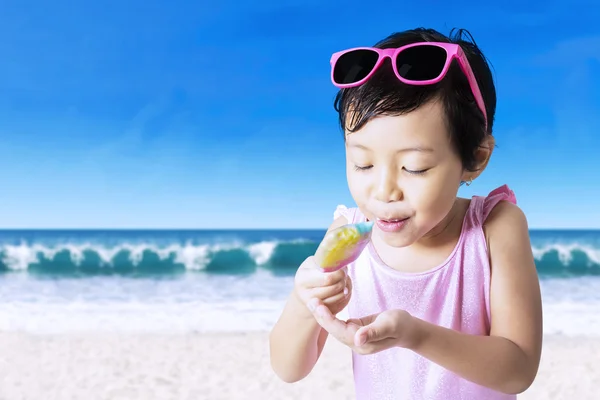 Al bambino piace sciogliere il gelato. — Foto Stock