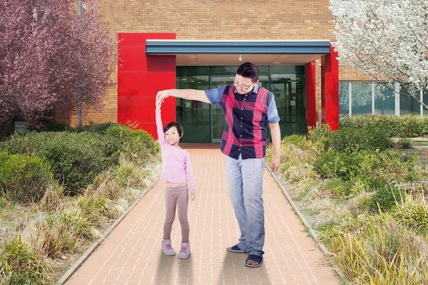 Little chica bailando en la escuela con papá — Foto de Stock