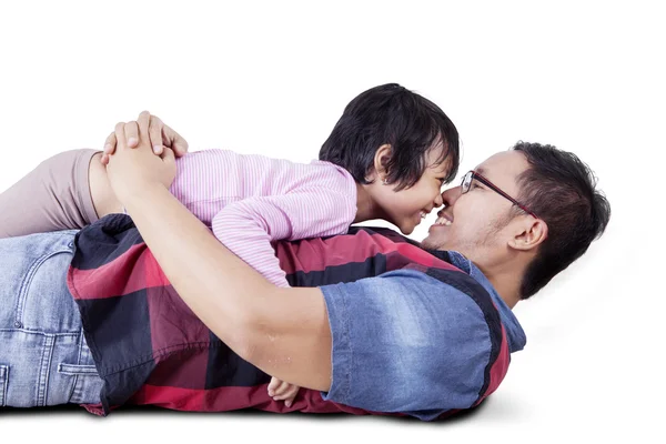 Menina beijando seu nariz pai — Fotografia de Stock