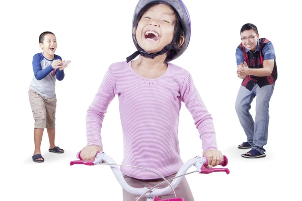 Niña aprender a montar en bicicleta con su familia — Foto de Stock