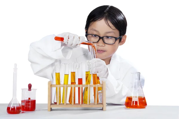 Manlig student kemisk forskning — Stockfoto