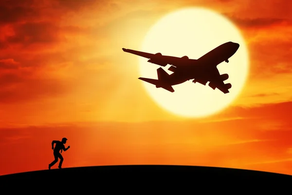 Uçağı ile tepe üzerinde koşan adam — Stok fotoğraf