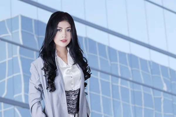 Pretty businesswoman standing outside — Stock Photo, Image