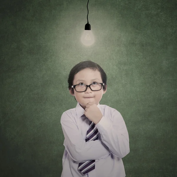 Niño de negocios buscando una idea en clase —  Fotos de Stock