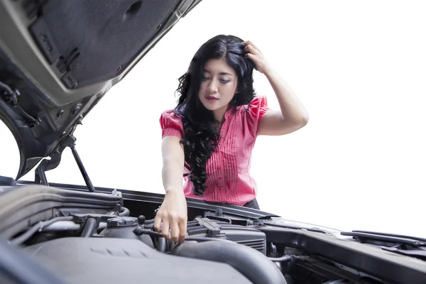 Stressande kvinna kontrollera trasiga bil maskin — Stockfoto
