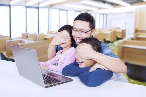 Professor impede estudante de assistir conteúdo adulto — Fotografia de Stock