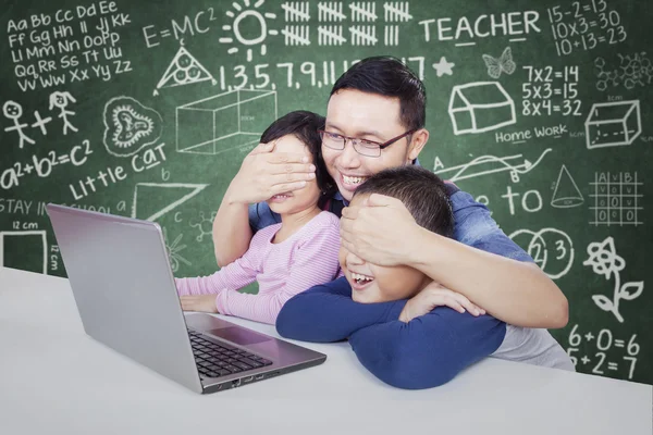 Insegnante proteggere i suoi studenti da contenuti per adulti — Foto Stock