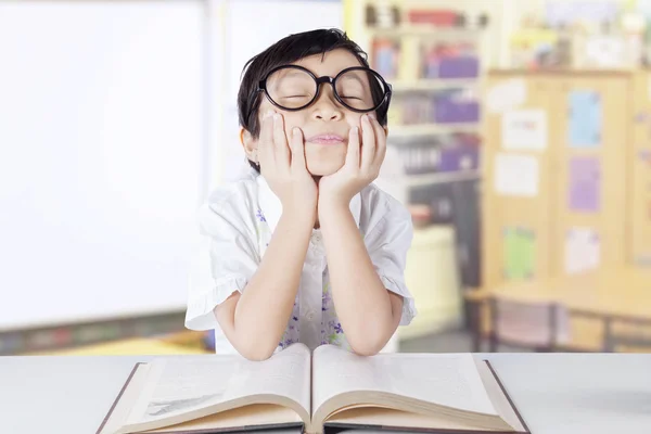 Estudante de escola primária cuidadosa na classe — Fotografia de Stock