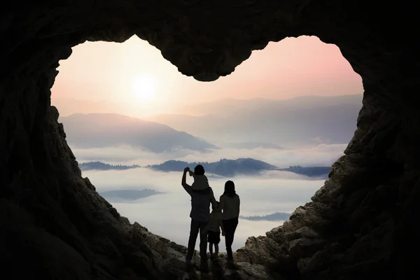 2 人の親および洞窟の内部彼らの子供 — ストック写真