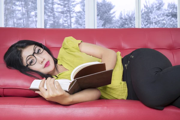 Frau genießt Freizeit durch Lesen von Buch — Stockfoto