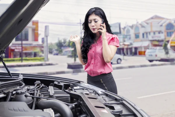 Wanita di pinggir jalan dengan mobil rusak — Stok Foto