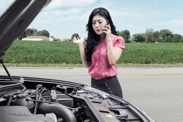 Woman with broken car asking help on the road — Stock Photo, Image