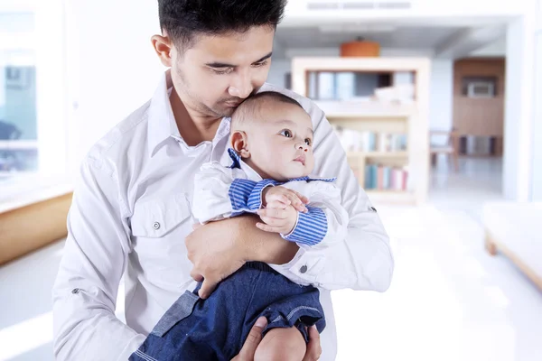 Joven papá y su bebé en casa — Foto de Stock