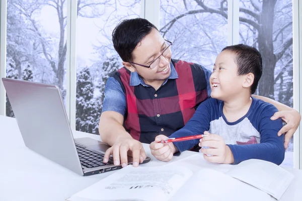 Jovem pai conversando com seu filho enquanto estudava — Fotografia de Stock