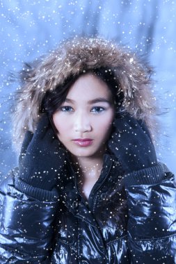 Güzel kız giyiyor ceket