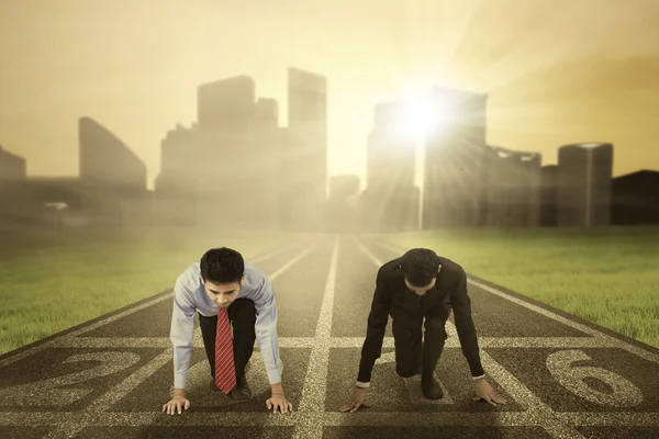 Businesspeople ready to compete on the start line — Stock Photo, Image