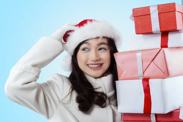 Rosto de beleza da menina segurando caixas de presente — Fotografia de Stock