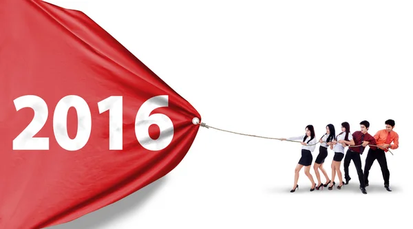Equipe de negócios puxando bandeira com números 2016 — Fotografia de Stock