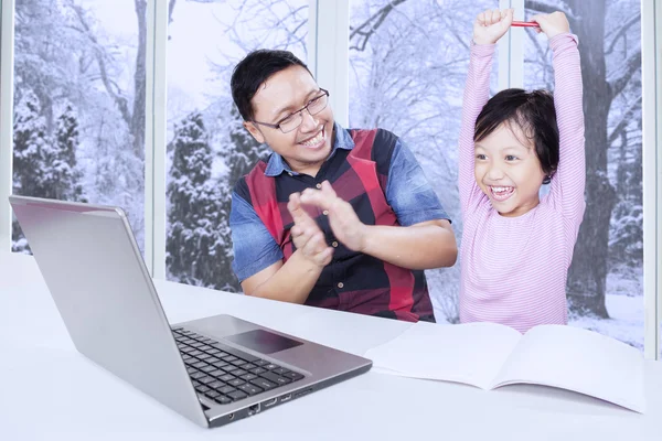 Papa applaudiert seiner Tochter — Stockfoto