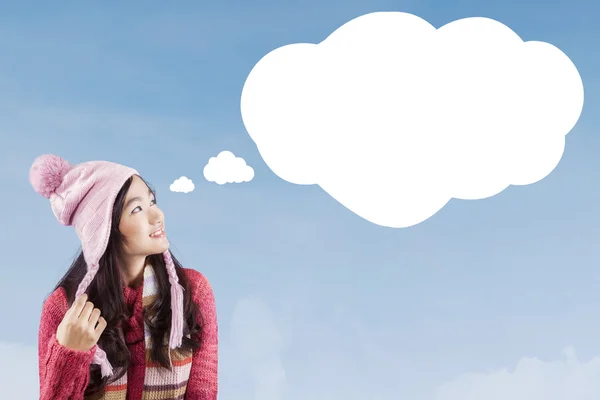 Tyttö talvivaatteita ja pilvi kupla — kuvapankkivalokuva