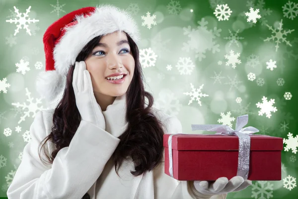 Dívka drží vánoční dárky — Stock fotografie