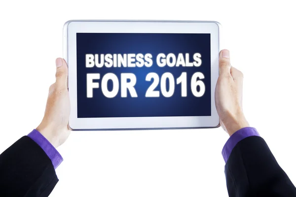 Mãos segurando tablet com metas de negócios para 2016 — Fotografia de Stock