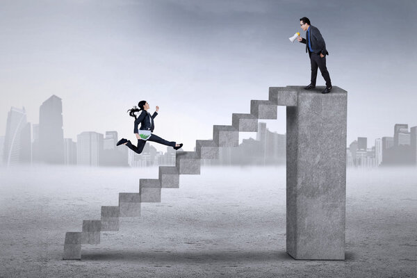 Сотрудница бежит на встречу со своим боссом
