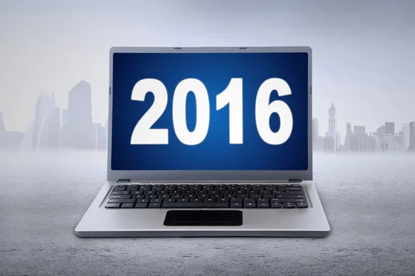 Laptop z numerami 2016 na monitorze — Zdjęcie stockowe