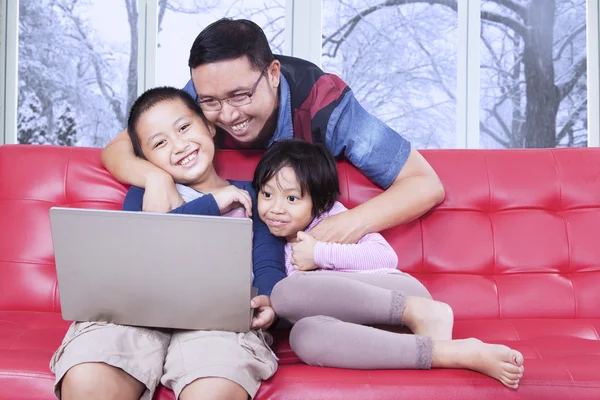 Papà e i suoi figli guardano film sul computer portatile — Foto Stock