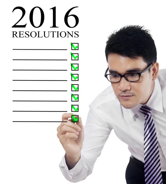 Hombre haciendo una lista de resoluciones de negocios para 2016 — Foto de Stock