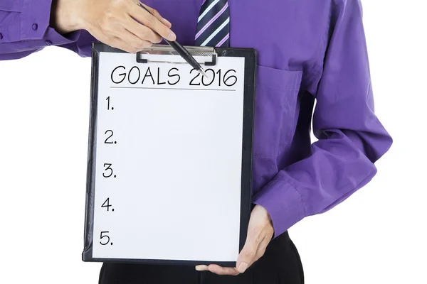 Man holds clipboard with goals for 2016 — Stock Photo, Image