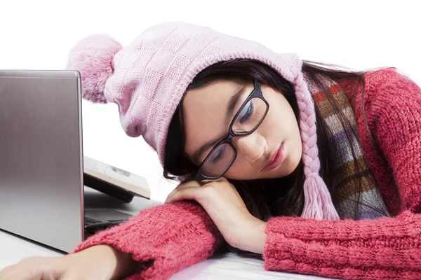 Estudante em roupas de inverno dormindo na mesa — Fotografia de Stock