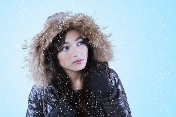 Frau in Winterkleidung starrt auf Kopierraum — Stockfoto