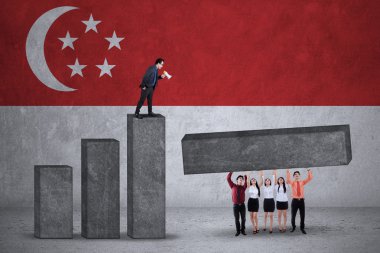 İş adamları Singapur bayrağı ile grafik yapmak